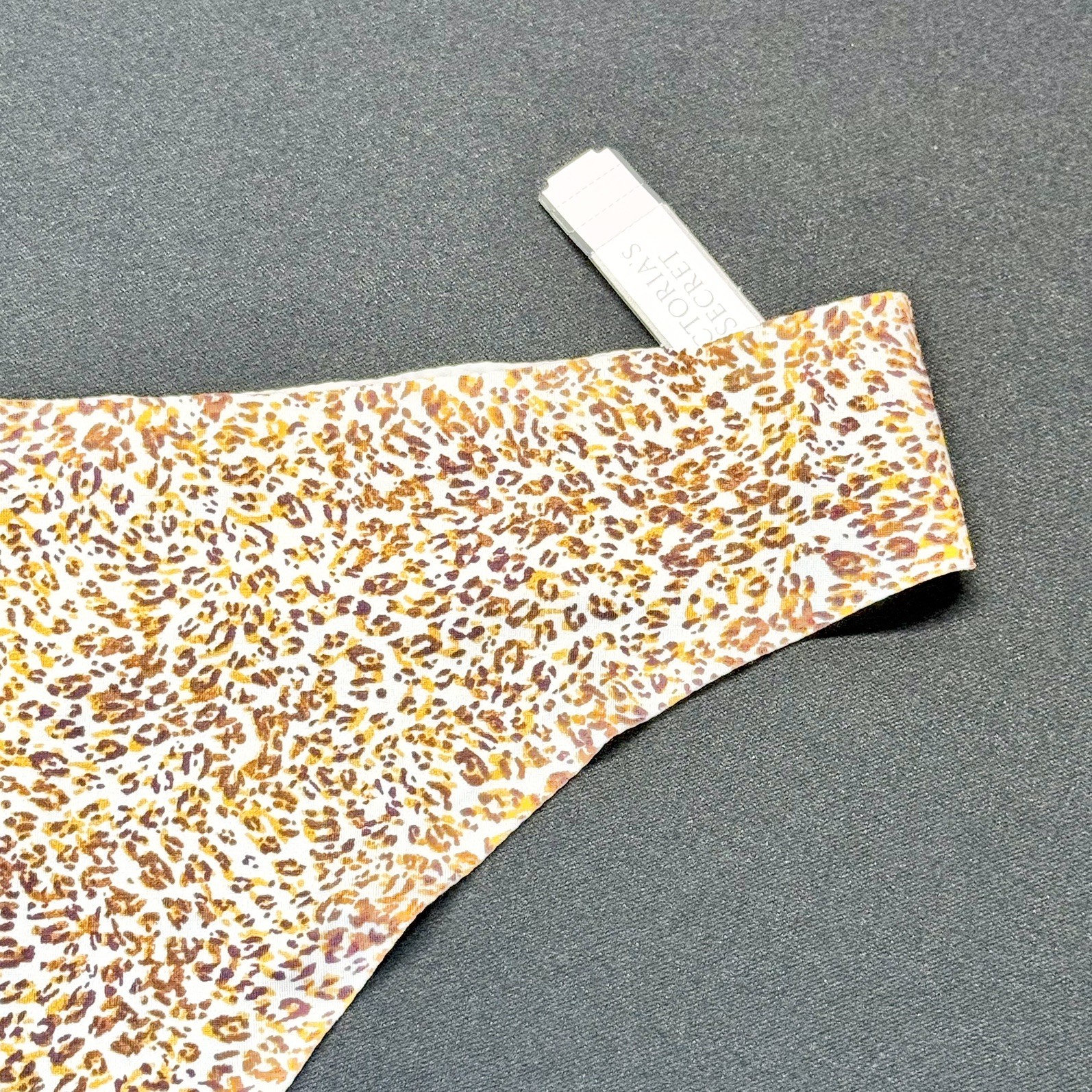 NWT Vintage Victoria’s Secret No Show Sexy Thong Leopard Print Smooth Medium ’16