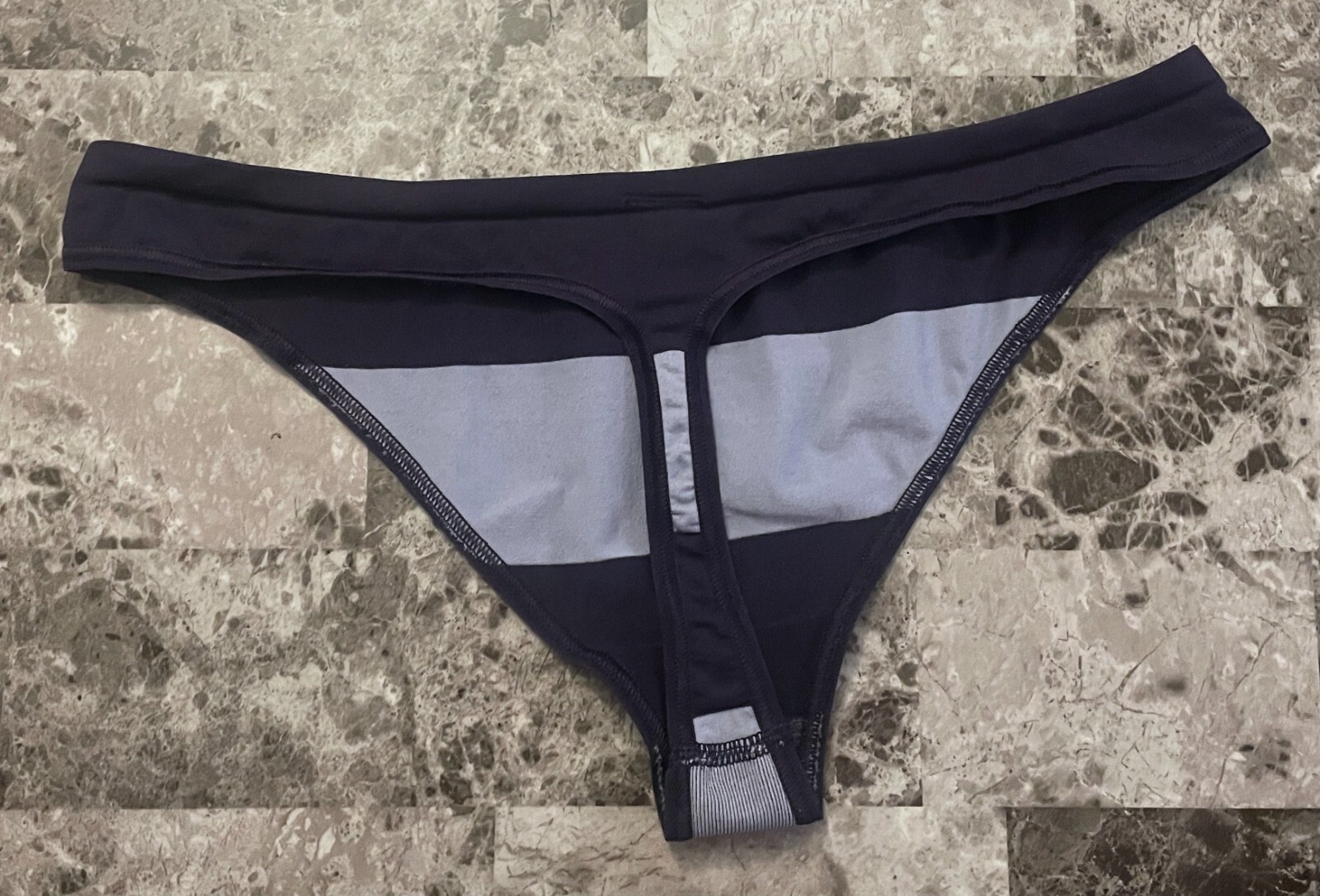 BODY BY VICTORIA’S SECRET LARGE BLUE STRIPE SEAMLESS VINTAGE RARE THONG PANTIES