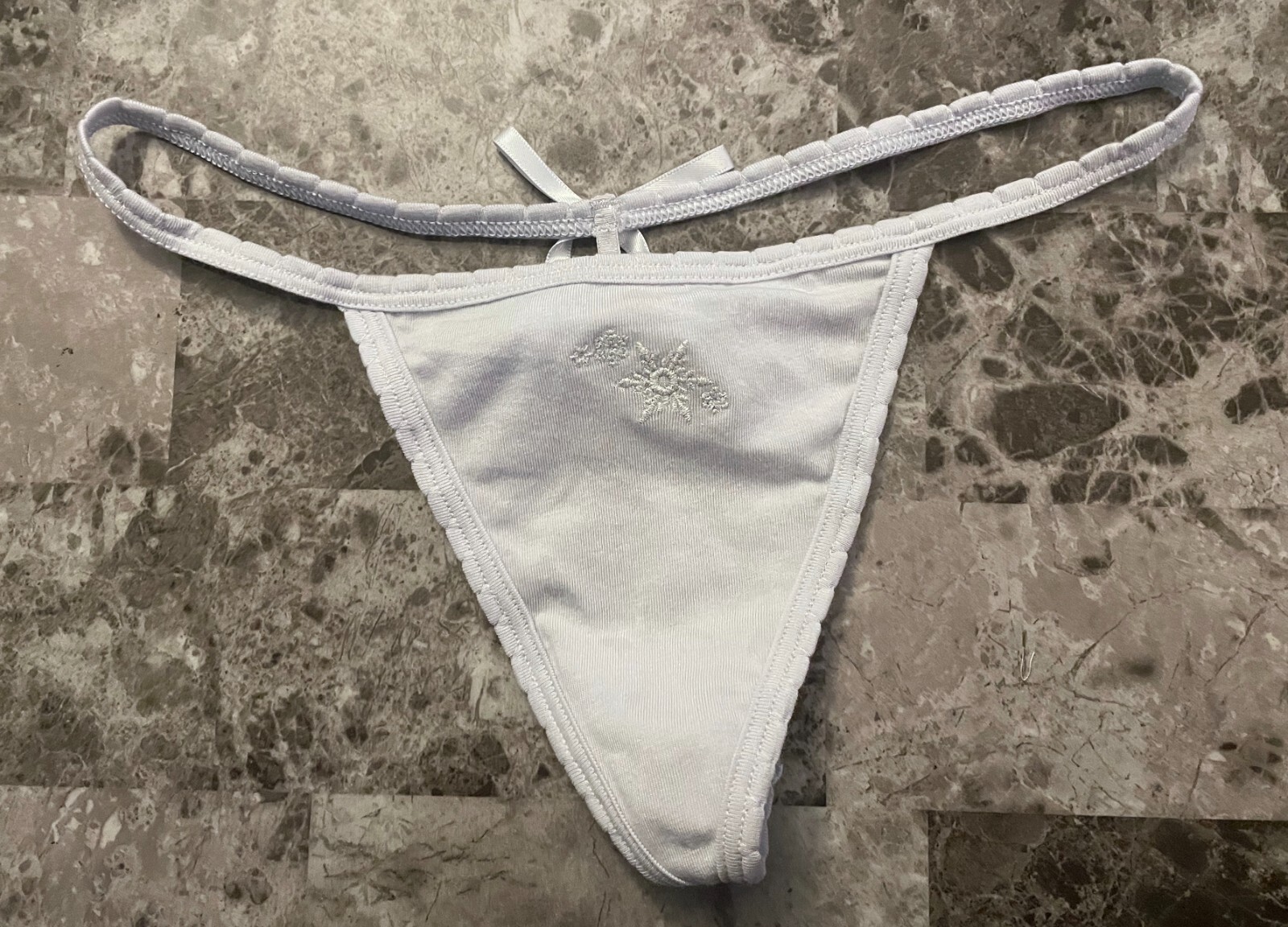 NWT VICTORIA’S SECRET PINK EMBROIDERED SNOWFLAKE POM POM BOW V STRING PANTIES