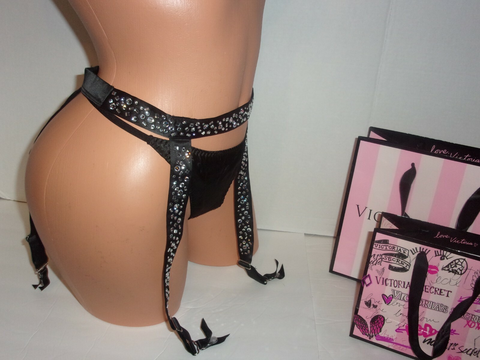 Victoria’s Secret Dream Angels Luxe Lingerie garter belt & v-string M/L – OS