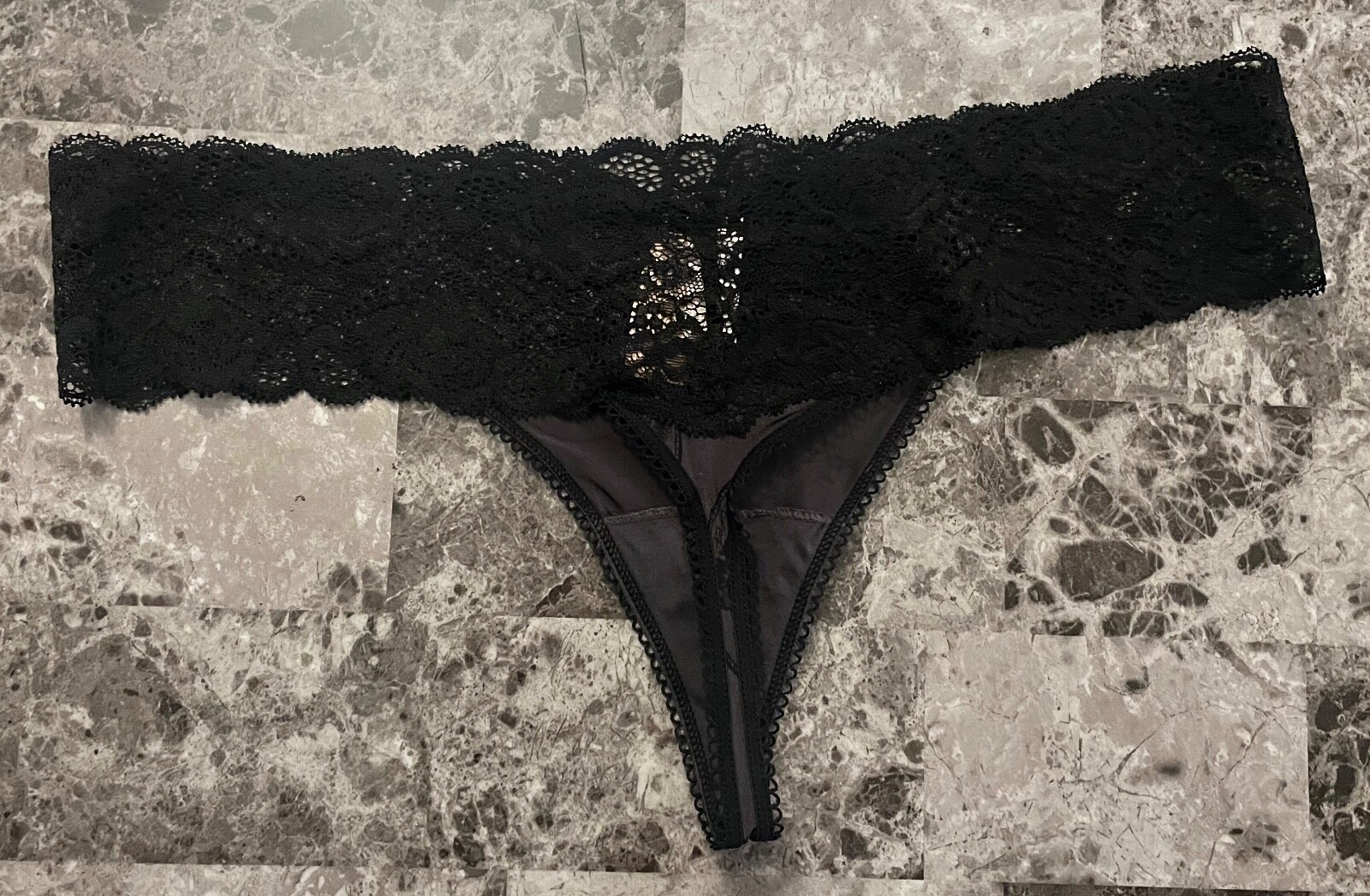 NWT VICTORIA’S SECRET L GRAY SMOOTH BLACK FLORAL LACE VINTAGE RARE THONG PANTIES