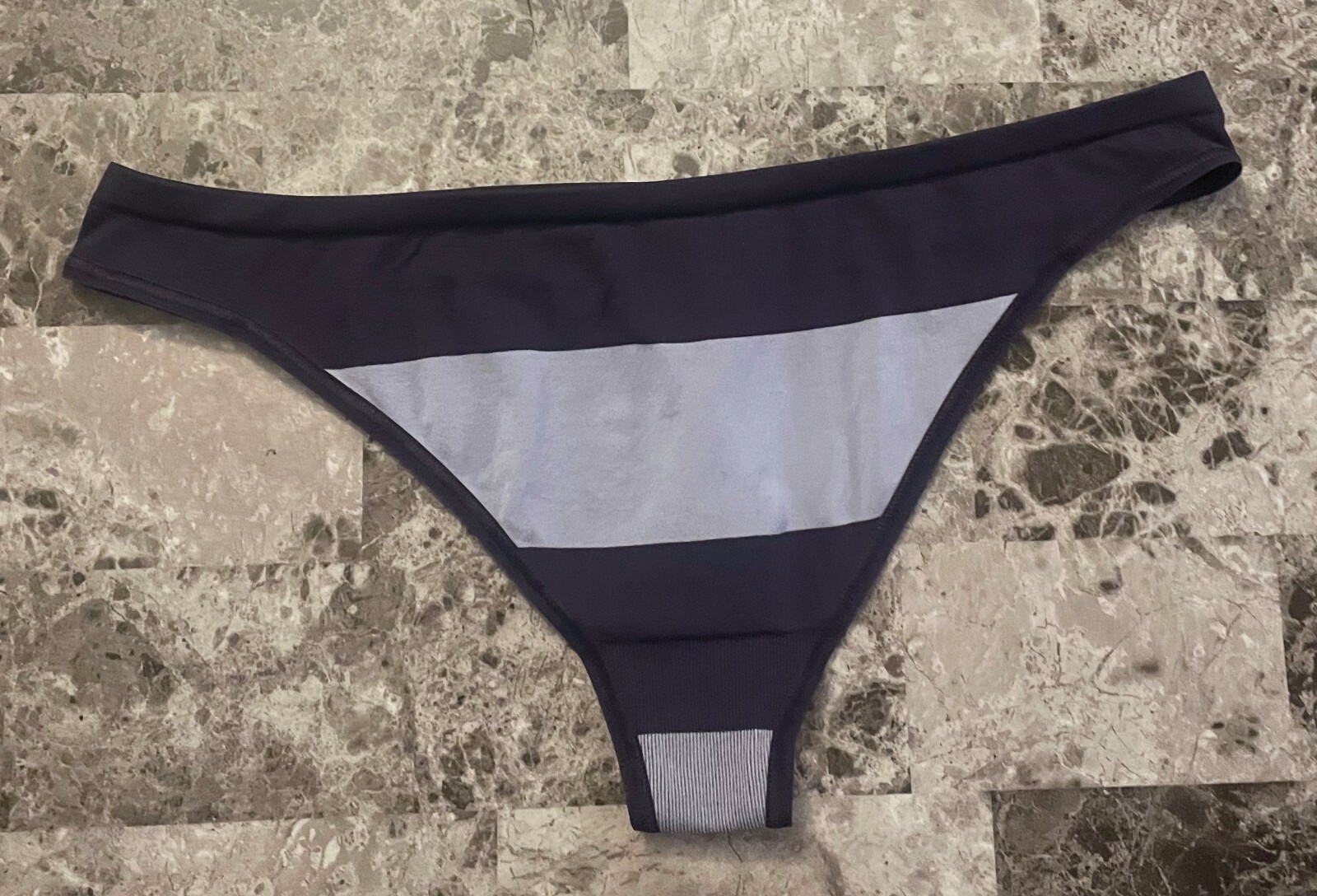 BODY BY VICTORIA’S SECRET LARGE BLUE STRIPE SEAMLESS VINTAGE RARE THONG PANTIES