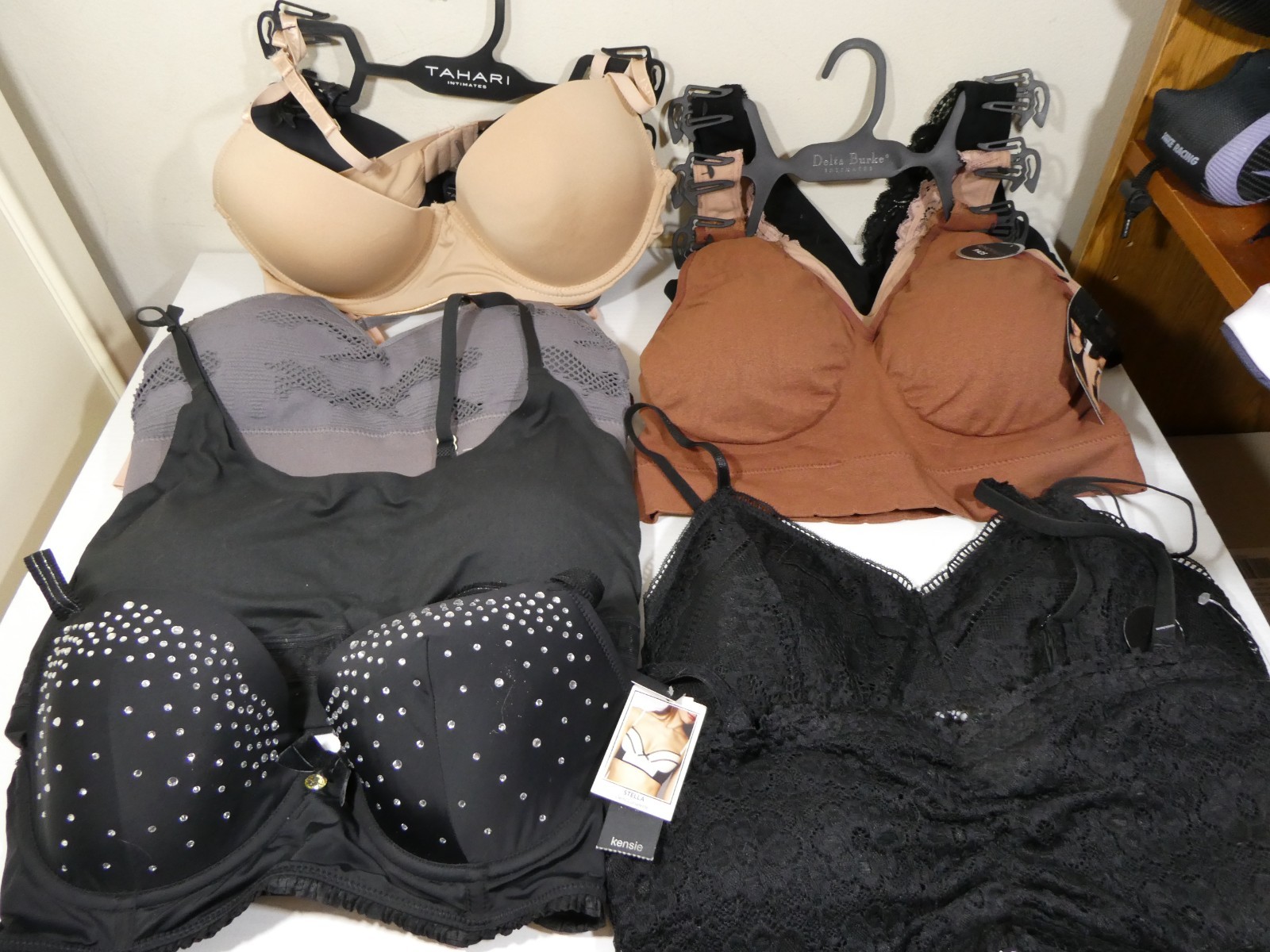 Lot of 12x bras: Spyder, Tahari, Delta Burke, Luck Brand Stella, Danskin etc