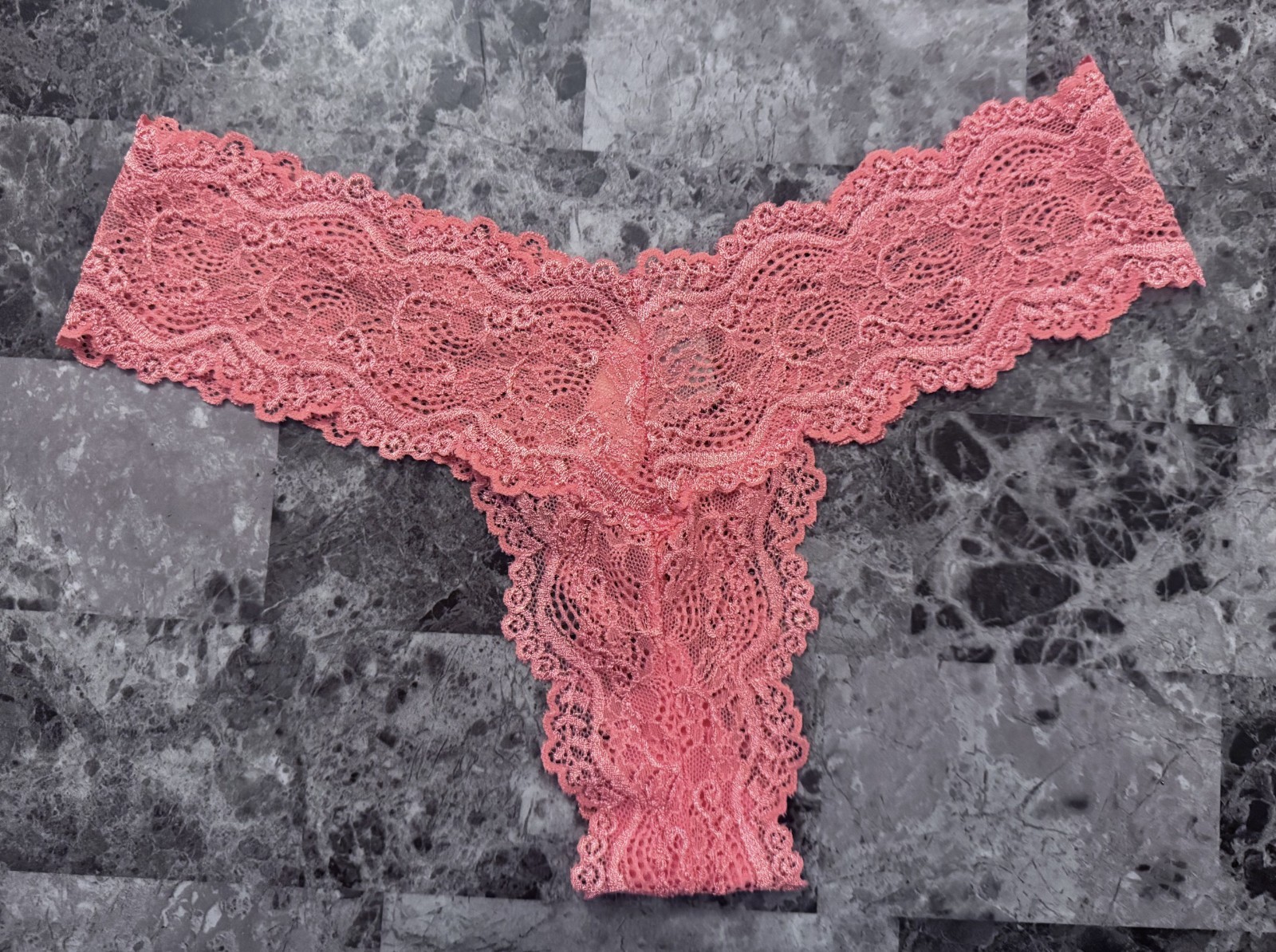 NWT VICTORIA’S SECRET ANGELS MEDIUM CORAL PINK LACE VINTAGE RARE THONG PANTIES