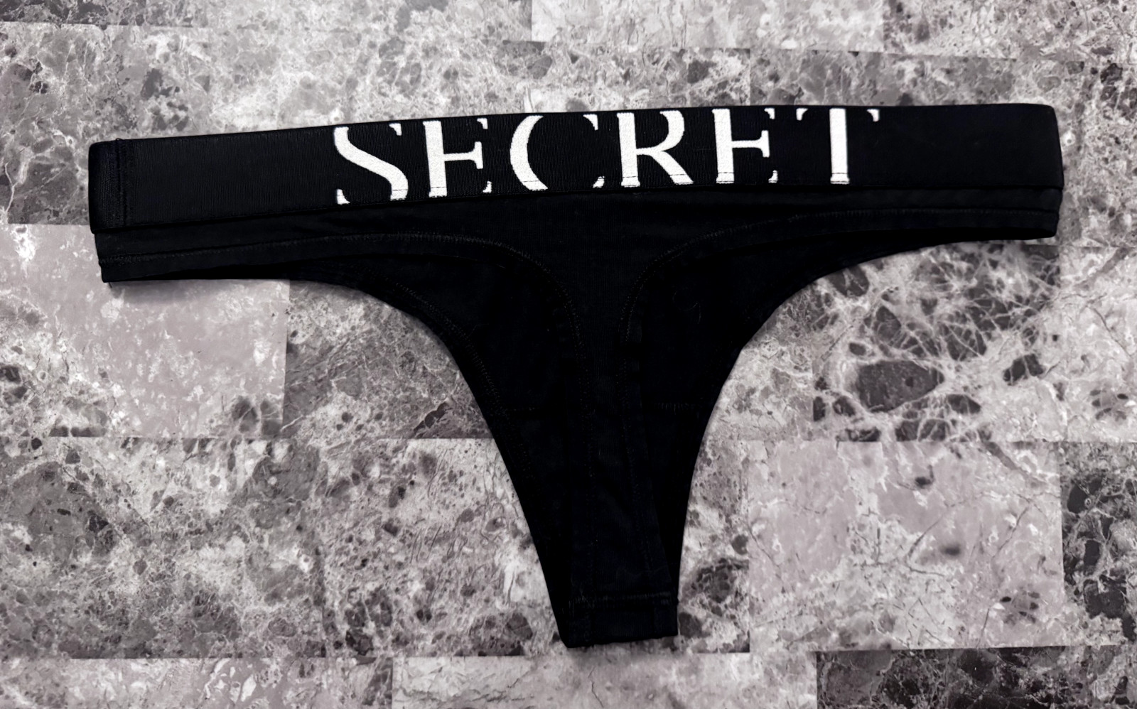 NWT VICTORIA’S SECRET BLACK WHITE THICK EXPLODED LOGO WAISTBAND THONG PANTIES