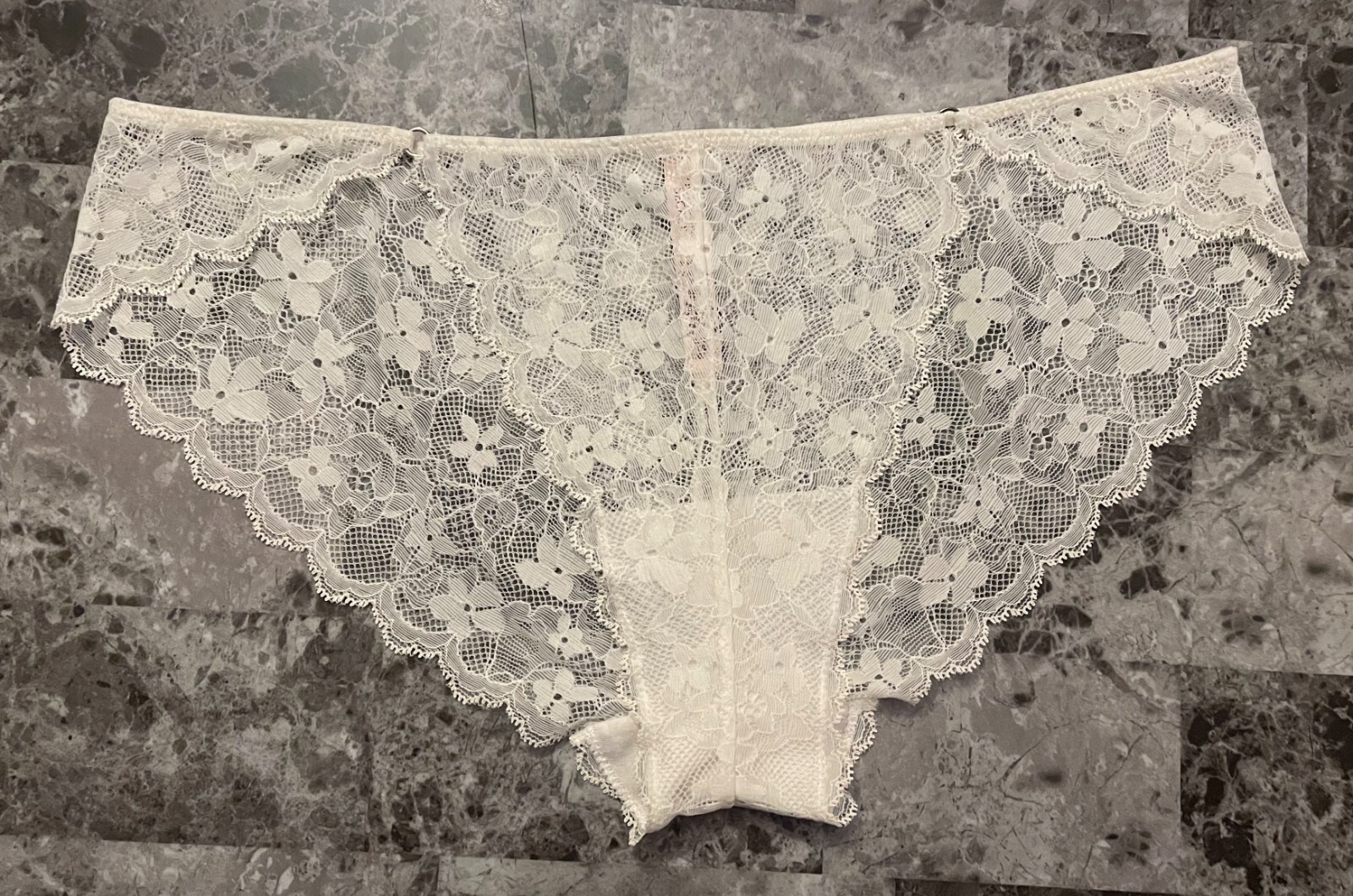 VICTORIA’S SECRET DREAM ANGELS XL COCONUT WHITE FLORAL LACE CHEEKINI PANTIES