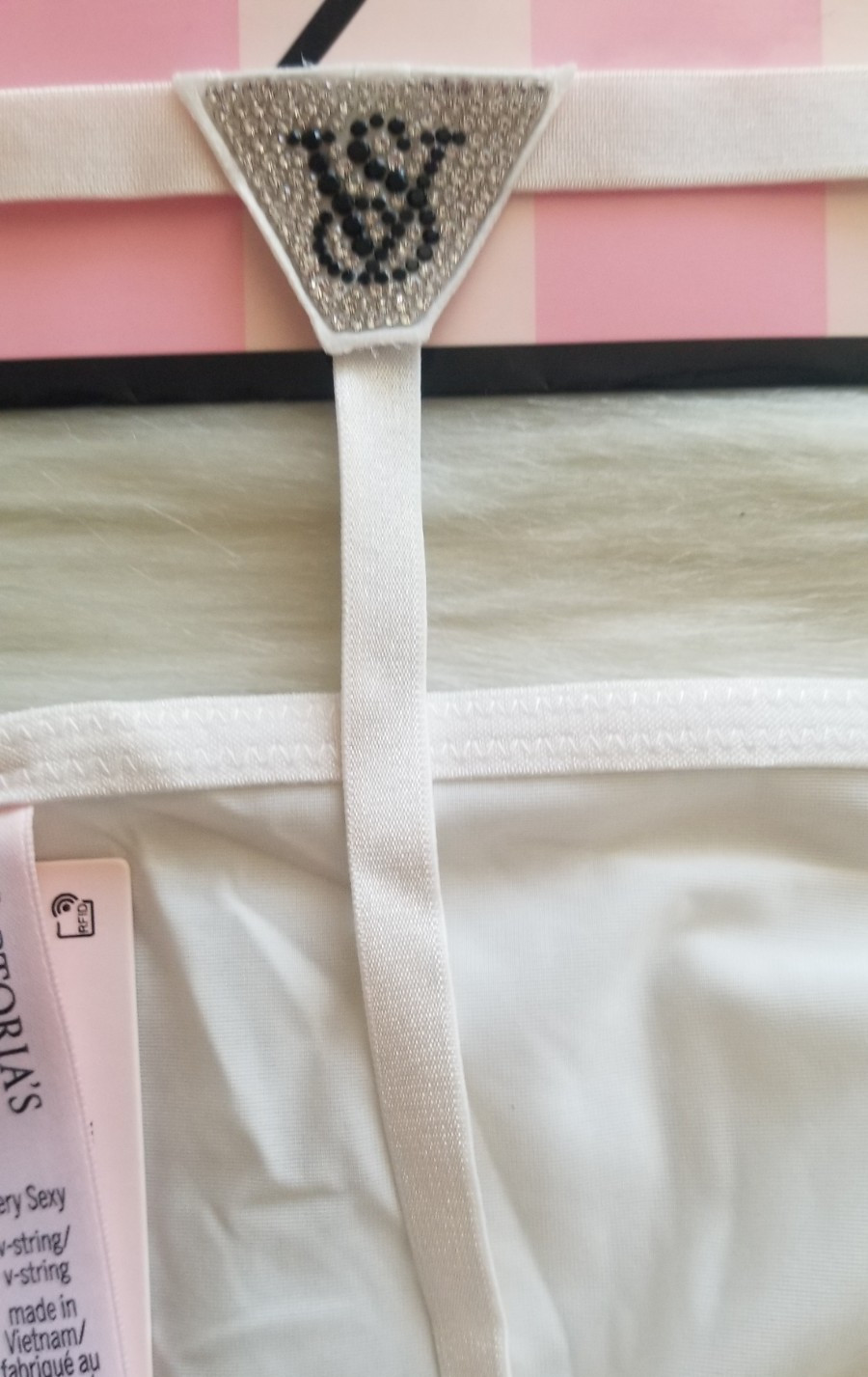 VICTORIA’S SECRET SCATTERED SHINE STRAP SMOOTH V-STRING PANTY COCONUT WHITE LARG