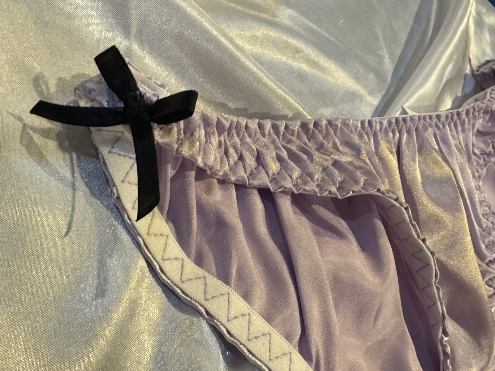 Lavender Purple Ruched Satin Bikini Panties Black String Bows On Hip Side Sz M