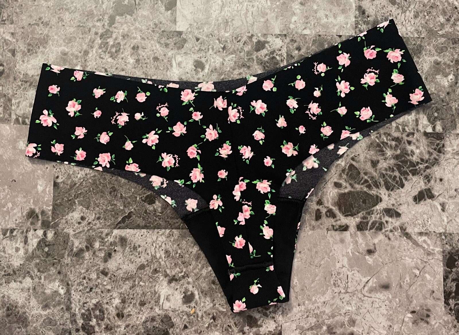 NWT VICTORIA’S SECRET PINK BLACK GREEN ROSE FLORAL LOGO NO SHOW THONG PANTIES