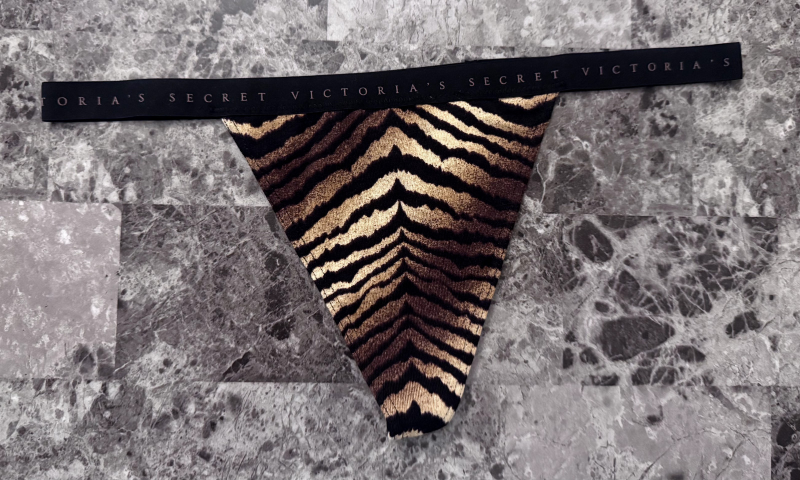 NWT VICTORIA’S SECRET TIGER STRIPE LIGHTWEIGHT WAISTBAND V STRING PANTIES
