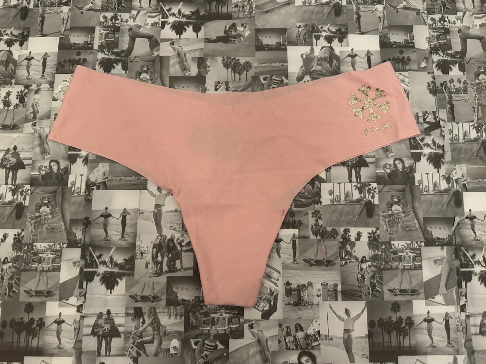 NWT Victoria’s Secret Pink No Show Thong Panty Light Pink Glitter Snowflake M