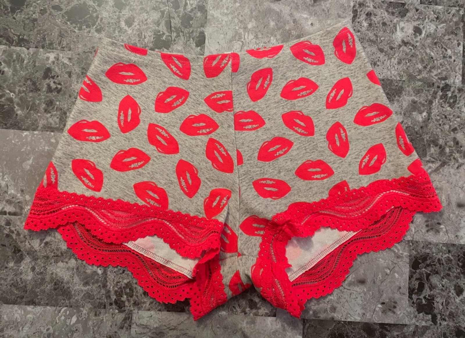 NWT VICTORIA’S SECRET PINK SMALL GRAY RED LIPS KISS LACE RARE BOYSHORT PANTIES