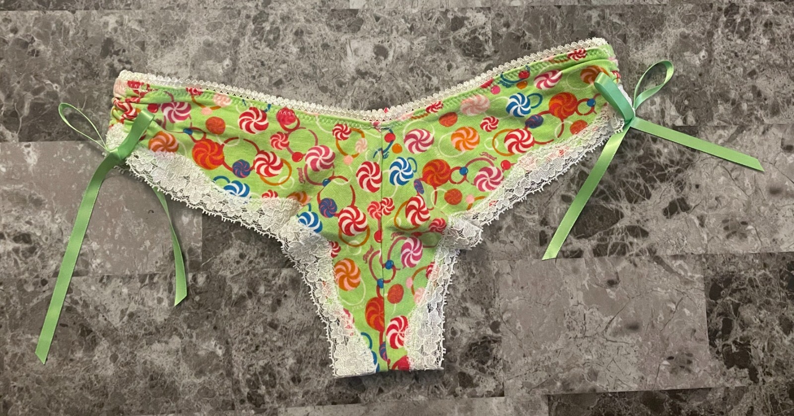 NWT VICTORIA’S SECRET POUT S GREEN RED CANDY SIDE BOW VINTAGE RARE THONG PANTIES