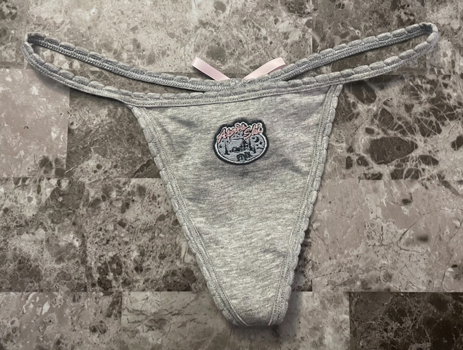 NWT VICTORIA’S SECRET PINK GRAY ASPEN SKI PATCH POM POM BOW V STRING PANTIES