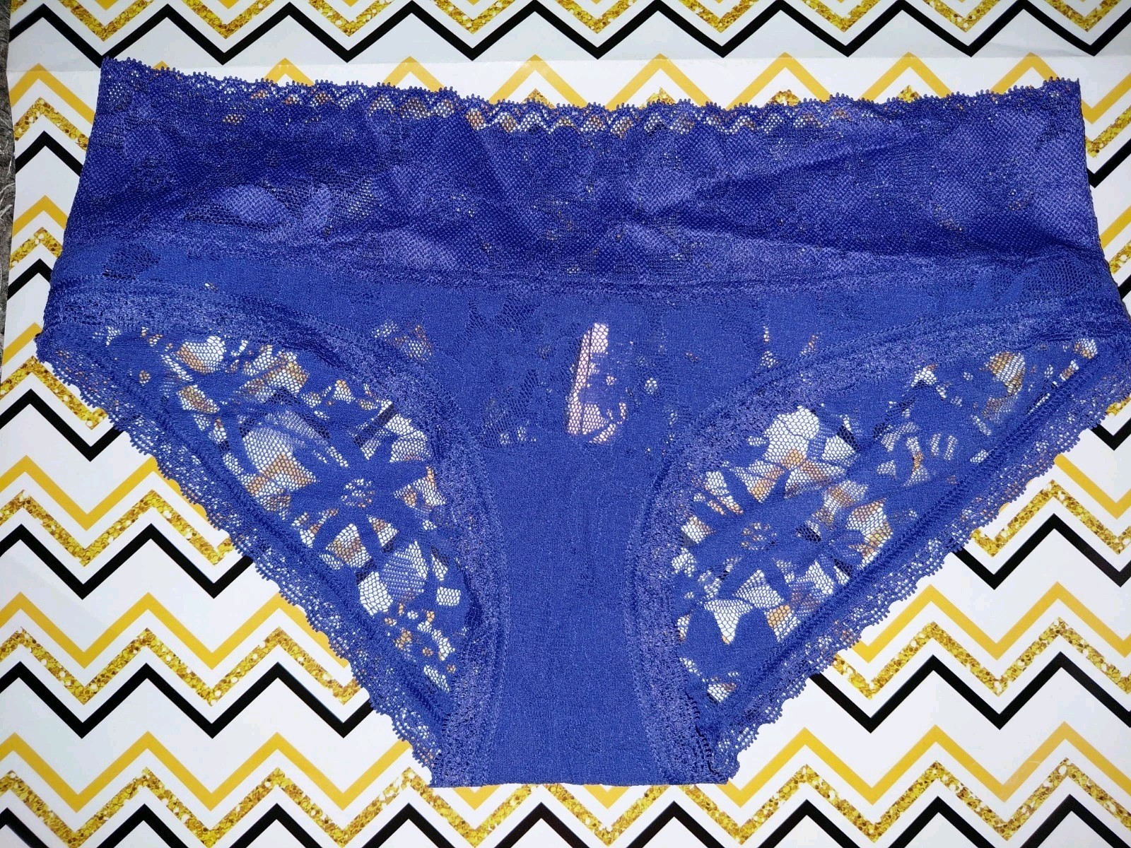NeW Vs all over lace hiphugger Panty Size small Deep purple