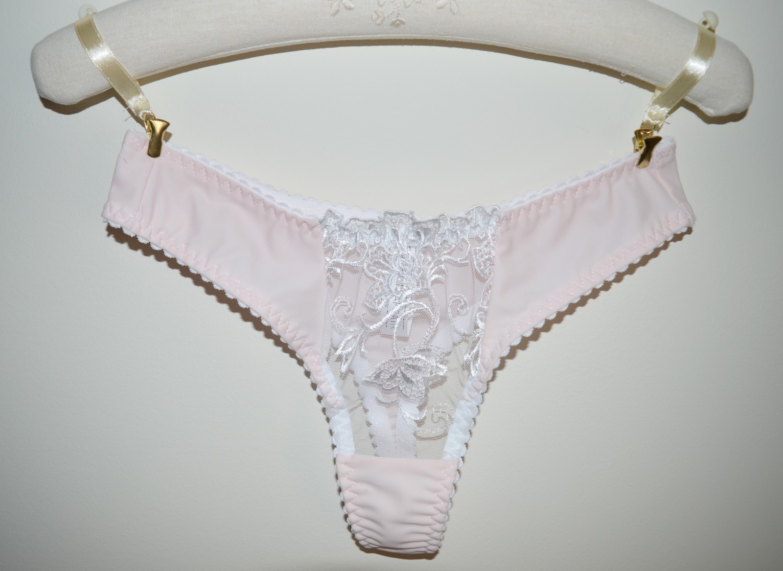 Delicate rose thong pink/peach with white lace