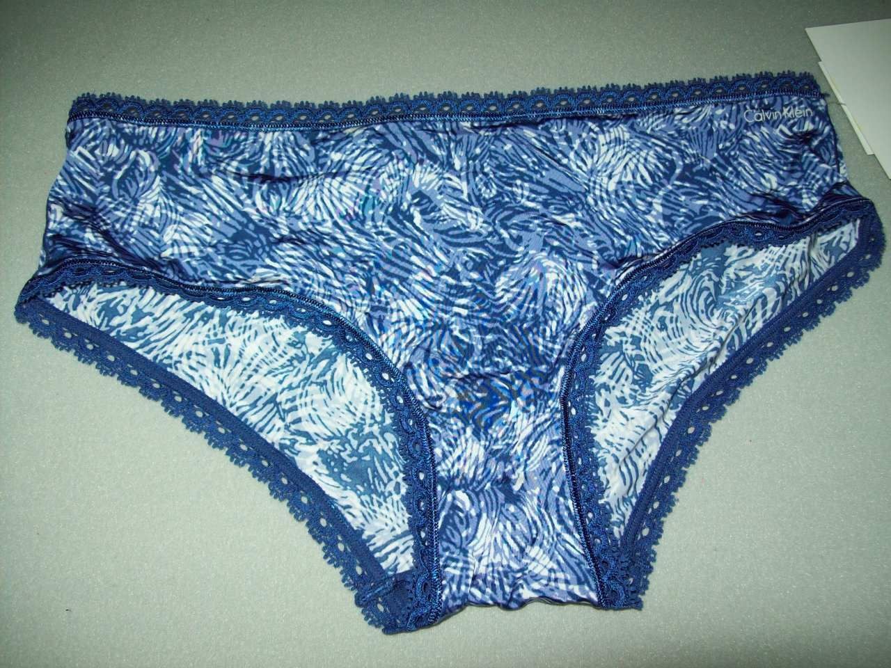 NWT CALVIN KLEIN HIPSTER PANTIES NYLON/LYCRA MICROFIBER F2912 IA1 BLUE PRT M